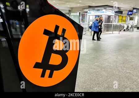 Bitcoin ATM vicino alla stazione ferroviaria principale di Cracovia, Polonia il 2nd maggio 2021. (Foto di Beata Zawrzel/NurPhoto) Foto Stock