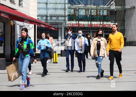 Le persone camminano fuori dal centro commerciale Galeria Krakowska il primo giorno di negozi e punti di servizio completamente aperti dopo il blocco durante la pandemia di coronavirus a Cracovia, Polonia, il 4 maggio 2021. (Foto di Beata Zawrzel/NurPhoto) Foto Stock