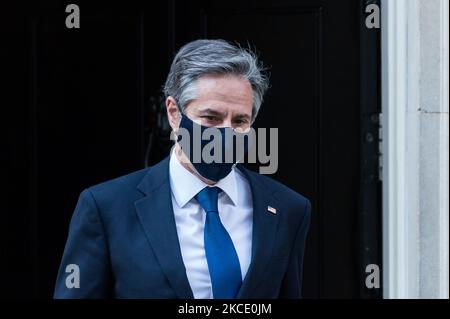 LONDRA, REGNO UNITO - 04 MAGGIO 2021: Il Segretario di Stato americano Antony Blinken lascia 10 Downing Street dopo i colloqui con il primo ministro britannico Boris Johnson, il 04 maggio 2021 a Londra, Inghilterra. Il Segretario Blinken si reca a Londra per la riunione dei Ministri degli Esteri e dello sviluppo del G7, la prima riunione di persona dall'inizio della pandemia del COVID-19, per discutere questioni quali la ripresa del coronavirus, il cambiamento climatico e le crescenti tensioni con Russia e Cina. (Foto di Wiktor Szymanowicz/NurPhoto) Foto Stock