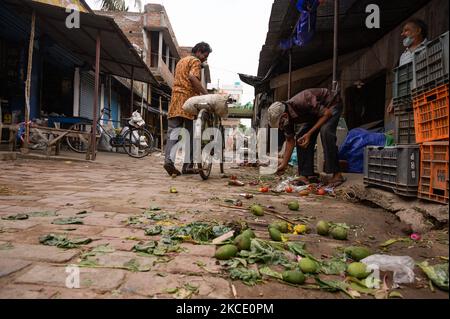 A causa della chiusura del negozio, ci sono meno persone nel mercato a Tehatta, Bengala Occidentale, India il 04 maggio 2021, ma la maggior parte di loro non indossano correttamente le maschere. Il governo dello stato del Bengala occidentale ha annunciato un arresto parziale. Durante il blocco, i centri commerciali, i ristoranti, così come altri stabilimenti non essenziali, rimarranno chiusi. Ogni giorno, i mercati rimarranno aperti dalle 7:00 alle 10:00 e dalle 3:00 alle 5:00. Inoltre, il governo ha vietato tutti gli incontri sociali, culturali, accademici e di intrattenimento. I negozi di alimentari e le farmacie sono esenti. (Foto di Soumyabrata Roy/NurPhoto) Foto Stock