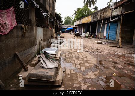 A causa della chiusura del negozio, ci sono meno persone nel mercato a Tehatta, Bengala Occidentale, India il 04 maggio 2021, ma la maggior parte di loro non indossano correttamente le maschere. Il governo dello stato del Bengala occidentale ha annunciato un arresto parziale. Durante il blocco, i centri commerciali, i ristoranti, così come altri stabilimenti non essenziali, rimarranno chiusi. Ogni giorno, i mercati rimarranno aperti dalle 7:00 alle 10:00 e dalle 3:00 alle 5:00. Inoltre, il governo ha vietato tutti gli incontri sociali, culturali, accademici e di intrattenimento. I negozi di alimentari e le farmacie sono esenti. (Foto di Soumyabrata Roy/NurPhoto) Foto Stock