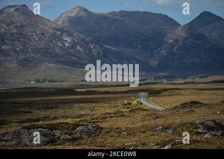 Vista sul Connemara vicino a Lettershinna. Sabato 1 maggio 2021, a Lettershinna, Connemara, County Galway, Irlanda. (Foto di Artur Widak/NurPhoto) Foto Stock