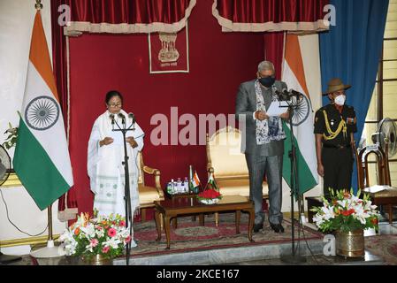 Il capo del congresso di Trinamool Mamata Banerjee con il governatore del Bengala occidentale Jagdeep Dhankar durante la sua cerimonia di giuramento per prendere giuramento come il ministro principale del Bengala occidentale per la 3rd volta consecutivamente alla Camera del governatore il 05,2021 maggio a Kolkata, India. (Foto di Debajyoti Chakraborty/NurPhoto) Foto Stock