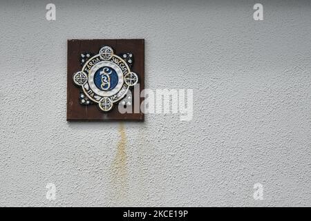 Un vecchio logo di Siochana Garda visto fuori dalla Stazione di Garda in pietra di Roundstone. Venerdì 30 aprile 2021, a Roundstone, Connemara, County Galway, Irlanda. (Foto di Artur Widak/NurPhoto) Foto Stock