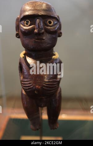 Figura di un Moai Kavakava esposta al Museo Antropologico Sebastian Englert (Museo Rapa Nui) nella piccola città di Hanga Roa nell'isola di Pasqua, Cile. Il Museo Antropologico Padre Sebastian Englert è stato fondato nel 1973 ed è dedicato alla conservazione della cultura Rapa Nui. Il museo ospita l'unica statua femminile di Moai, così come uno degli occhi di corallo originali che sono stati collocati nel moai. (Foto di Creative Touch Imaging Ltd./NurPhoto) Foto Stock