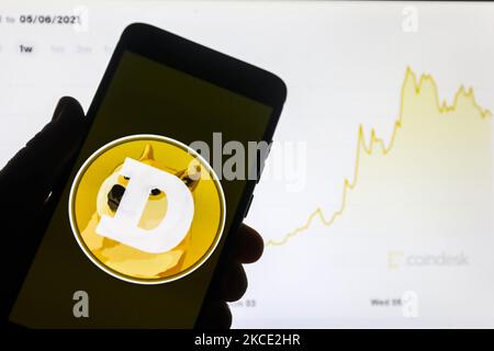 Il logo Dogecoin viene visualizzato sullo schermo di un telefono cellulare fotografato per una foto di illustrazione. Gliwice, Polonia il 6 maggio 2021. Dogecoin, il meme criptovaluta stilato dopo un internet-famoso Shiba Inu che è stato lanciato come una battuta nel 2013, è ora vale più della Ford Motor Company, BP o Tesco. (Foto di Beata Zawrzel/NurPhoto) Foto Stock