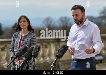 Il leader del Partito socialdemocratico e laburista (SDLP) Colum Eastwood (R) parla fuori Stormont a Belfast, a seguito di una protesta lealista nella città contro il protocollo della Brexit sull'Irlanda del Nord. Lunedì 19 aprile 2021 a Belfast, Irlanda del Nord (Foto di Artur Widak/NurPhoto) Foto Stock