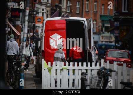 Un pulmino di consegna DPD visto nel centro di Dublino durante il blocco COVID-19. Giovedì 6 maggio 2021 a Dublino, Irlanda. (Foto di Artur Widak/NurPhoto) Foto Stock