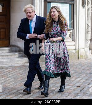 Il primo ministro Boris Johnson e la sua fidanzata Carrie Symonds hanno espresso i loro voti nel consiglio di loc e nelle elezioni comunali del 6th maggio 2021 a Londra, Regno Unito. (Foto by Tejas Sandhu/MI News/NurPhoto) Foto Stock