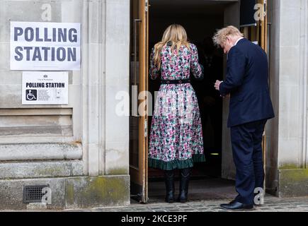 Il primo ministro Boris Johnson e la sua fidanzata Carrie Symonds hanno espresso i loro voti nel consiglio di loc e nelle elezioni comunali del 6th maggio 2021 a Londra, Regno Unito. (Foto by Tejas Sandhu/MI News/NurPhoto) Foto Stock