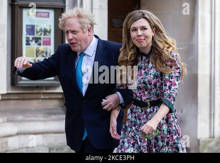 Il primo ministro Boris Johnson e la sua fidanzata Carrie Symonds hanno espresso i loro voti nel consiglio di loc e nelle elezioni comunali del 6th maggio 2021 a Londra, Regno Unito. (Foto by Tejas Sandhu/MI News/NurPhoto) Foto Stock
