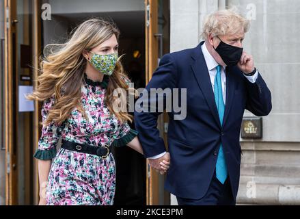 Il primo ministro Boris Johnson e la sua fidanzata Carrie Symonds hanno espresso i loro voti nel consiglio di loc e nelle elezioni comunali del 6th maggio 2021 a Londra, Regno Unito. (Foto by Tejas Sandhu/MI News/NurPhoto) Foto Stock