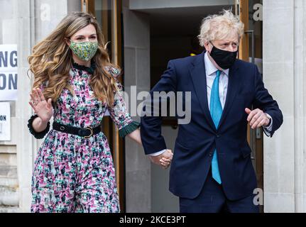 Il primo ministro Boris Johnson e la sua fidanzata Carrie Symonds hanno espresso i loro voti nel consiglio di loc e nelle elezioni comunali del 6th maggio 2021 a Londra, Regno Unito. (Foto by Tejas Sandhu/MI News/NurPhoto) Foto Stock