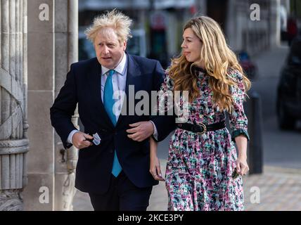 Il primo ministro Boris Johnson e la sua fidanzata Carrie Symonds hanno espresso i loro voti nel consiglio di loc e nelle elezioni comunali del 6th maggio 2021 a Londra, Regno Unito. (Foto by Tejas Sandhu/MI News/NurPhoto) Foto Stock