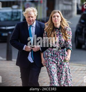 Il primo ministro Boris Johnson e la sua fidanzata Carrie Symonds hanno espresso i loro voti nel consiglio di loc e nelle elezioni comunali del 6th maggio 2021 a Londra, Regno Unito. (Foto by Tejas Sandhu/MI News/NurPhoto) Foto Stock