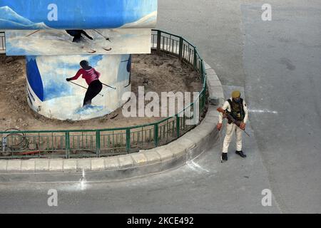 Un poliziotto indiano custodisce la strada principale di Srinagar mentre il coprifuoco di Corona continua attraverso la valle del Kashmir il 07 maggio 2021. Le autorità hanno inasprito il coprifuoco su Jumatul Vida (venerdì scorso) del Ramadan in quanto è stato chiesto dal gruppo separatista di osservare la giornata come Yom-ul-Quds (giorno della Palestina) Le autorità locali hanno chiesto a tutte le teste di sospendere le preghiere nelle moschee e nel santuario in vista dell'aumento dei casi e dei decessi di COVID-19. (Foto di Faisal Khan/NurPhoto) Foto Stock