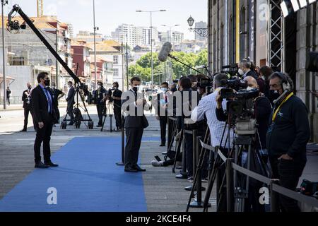 Il presidente francese Emmanuel Macron indossa una maschera protettiva mentre parla ai giornalisti mentre arriva nell'edificio Alfandega per partecipare al vertice sociale organizzato dalla Presidenza portoghese del Consiglio dell'Unione europea il 07 maggio 2021 a Porto, Portogallo. Il vertice sociale della Commissione europea a Porto, al quale hanno partecipato diversi primi ministri. (Foto di Rita Franca/NurPhoto) Foto Stock