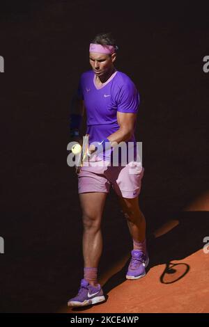 Rafael Nadal di Spagna in azione durante la loro finale di trimestre contro Alexander Zverev di Germania durante il giorno nove del Mutua Madrid Open a la Caja Magica il 07 maggio 2021 a Madrid, Spagna. (Foto di Oscar Gonzalez/NurPhoto) Foto Stock