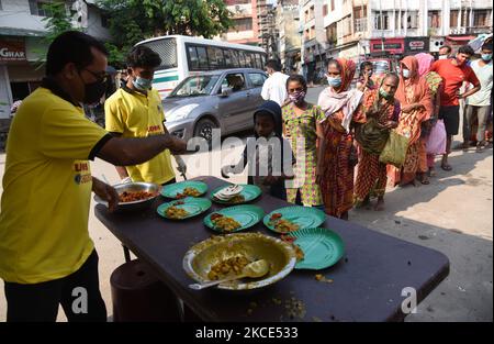 I volontari distribuiscono cibo alle persone bisognose durante la pandemia di coronavirus COVID-19, il 07 maggio 2021 a Guwahati, India. Le autorità hanno ordinato la chiusura di negozi, stabilimenti commerciali e uffici dopo le 2, a causa dell'aumento dei casi di coronavirus COVID-19. (Foto di David Talukdar/NurPhoto) Foto Stock