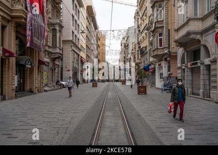 Le strade vuote di Istanbul, Turchia visto il 5 maggio 2021. Il governo ha imposto un coprifuoco di 19 giorni che ha avuto inizio il 29 aprile e terminerà il 17 maggio, alla fine della Santa festa Ramadan. I ristoranti e le caffetterie forniscono solo servizio di asporto e consegna durante tutto il periodo di chiusura. (Foto di Erhan Demirtas/NurPhoto) Foto Stock