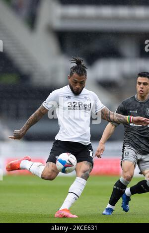 Il Colin Kazim-Richards della contea di Derby spara durante la partita del campionato Sky Bet tra la contea di Derby e Sheffield mercoledì a Pride Park, Derby sabato 8th maggio 2021. (Foto di Pat Scaasi/MI News/NurPhoto) Foto Stock