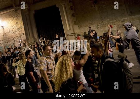 Migliaia di persone scendono per le strade per celebrare la caduta dello "stato di allarme" e la fine del coprifuoco di confinamento notturno causato dalla pandemia di Covid-19 / Coronavirus a Barcellona, Catalogna, Spagna la notte del 8 e 9 maggio 2021. (Foto di Albert Llop/NurPhoto) Foto Stock