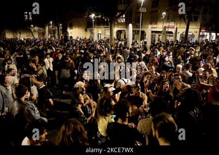 Migliaia di persone scendono per le strade per celebrare la caduta dello "stato di allarme" e la fine del coprifuoco di confinamento notturno causato dalla pandemia di Covid-19 / Coronavirus a Barcellona, Catalogna, Spagna la notte del 8 e 9 maggio 2021. (Foto di Albert Llop/NurPhoto) Foto Stock