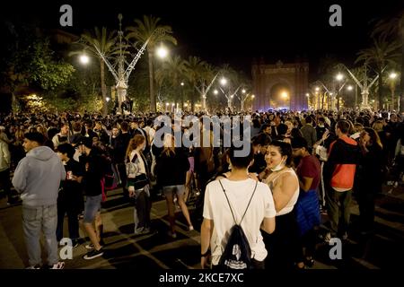 Migliaia di persone scendono per le strade per celebrare la caduta dello "stato di allarme" e la fine del coprifuoco di confinamento notturno causato dalla pandemia di Covid-19 / Coronavirus a Barcellona, Catalogna, Spagna la notte del 8 e 9 maggio 2021. (Foto di Albert Llop/NurPhoto) Foto Stock