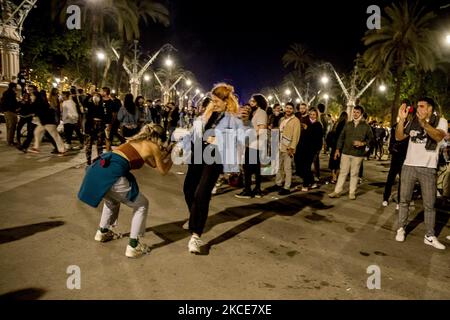 Migliaia di persone scendono per le strade per celebrare la caduta dello "stato di allarme" e la fine del coprifuoco di confinamento notturno causato dalla pandemia di Covid-19 / Coronavirus a Barcellona, Catalogna, Spagna la notte del 8 e 9 maggio 2021. (Foto di Albert Llop/NurPhoto) Foto Stock