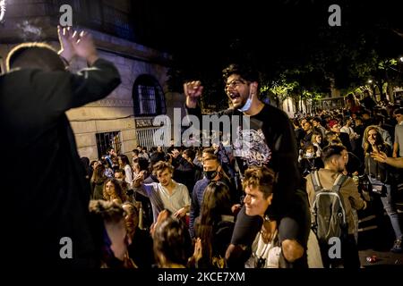 Migliaia di persone scendono per le strade per celebrare la caduta dello "stato di allarme" e la fine del coprifuoco di confinamento notturno causato dalla pandemia di Covid-19 / Coronavirus a Barcellona, Catalogna, Spagna la notte del 8 e 9 maggio 2021. (Foto di Albert Llop/NurPhoto) Foto Stock