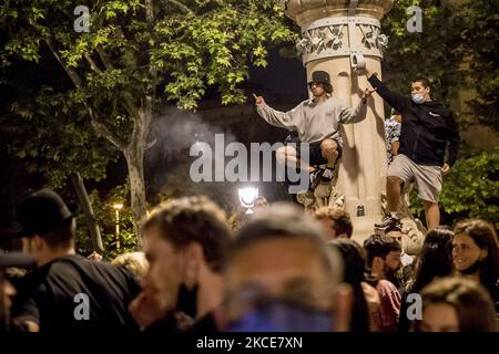 Migliaia di persone scendono per le strade per celebrare la caduta dello "stato di allarme" e la fine del coprifuoco di confinamento notturno causato dalla pandemia di Covid-19 / Coronavirus a Barcellona, Catalogna, Spagna la notte del 8 e 9 maggio 2021. (Foto di Albert Llop/NurPhoto) Foto Stock
