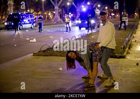 Migliaia di persone scendono per le strade per celebrare la caduta dello "stato di allarme" e la fine del coprifuoco di confinamento notturno causato dalla pandemia di Covid-19 / Coronavirus a Barcellona, Catalogna, Spagna la notte del 8 e 9 maggio 2021. (Foto di Albert Llop/NurPhoto) Foto Stock