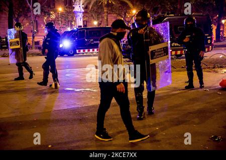 Migliaia di persone scendono per le strade per celebrare la caduta dello "stato di allarme" e la fine del coprifuoco di confinamento notturno causato dalla pandemia di Covid-19 / Coronavirus a Barcellona, Catalogna, Spagna la notte del 8 e 9 maggio 2021. (Foto di Albert Llop/NurPhoto) Foto Stock