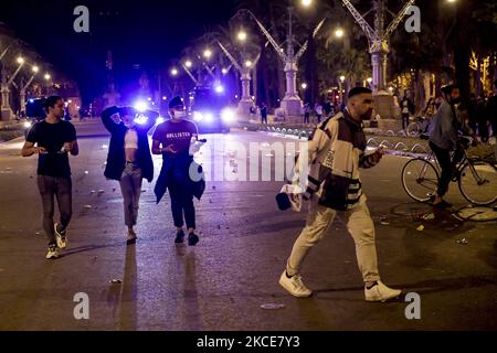 Migliaia di persone scendono per le strade per celebrare la caduta dello "stato di allarme" e la fine del coprifuoco di confinamento notturno causato dalla pandemia di Covid-19 / Coronavirus a Barcellona, Catalogna, Spagna la notte del 8 e 9 maggio 2021. (Foto di Albert Llop/NurPhoto) Foto Stock