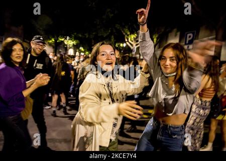 Migliaia di persone scendono per le strade per celebrare la caduta dello "stato di allarme" e la fine del coprifuoco di confinamento notturno causato dalla pandemia di Covid-19 / Coronavirus a Barcellona, Catalogna, Spagna la notte del 8 e 9 maggio 2021. (Foto di Albert Llop/NurPhoto) Foto Stock