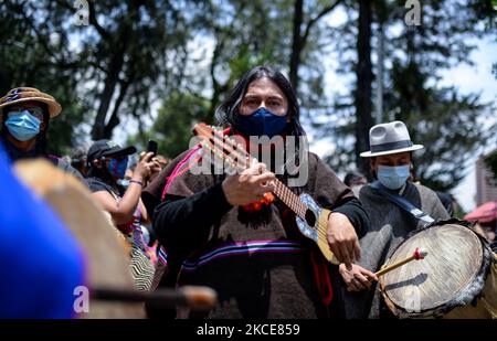 Gli indigeni del popolo Misak, dopo aver demolito la statua di Gonzalo Jiménez de Quesada come azione di resistenza nel mezzo dello Sciopero Nazionale, hanno compiuto una marcia pacifica verso il nord della città, a Bogotà, in Colombia, il 7 maggio 2021. (Foto di Vannessa Jimenez G/NurPhoto) Foto Stock