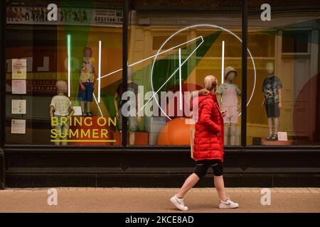 Una persona passa davanti alla finestra di Marks and Spencer con un adesivo che legge "bring on Summer" nel centro di Dublino, durante gli ultimi giorni del blocco COVID-19. Domenica 9 maggio 2021 a Dublino, Irlanda. (Foto di Artur Widak/NurPhoto) Foto Stock