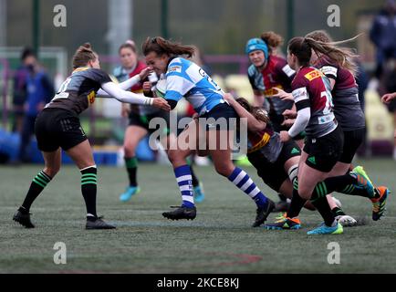 Kenny Thomas di Darlington Mowden Park Sharks e Sarah Beckett e Emily Scott di Harlequins Women durante la partita FEMMINILE ALLIANZ PREMIER 15S tra DMP Durham Sharks e Harlequins al Maiden Castle, Durham City, Regno Unito, il 8th maggio 2021. (Foto di Chris Booth/MI News/NurPhoto) Foto Stock