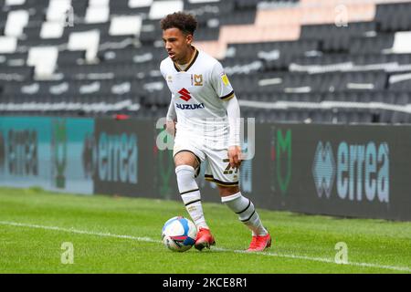 Milton Keynes Dons Matthew Sorinola durante la seconda metà della Sky Bet League una partita tra MK Dons e Rochdale allo Stadio MK, Milton Keynes, Regno Unito il 9th maggio 2021. (Foto di John Cripps/MI News/NurPhoto) Foto Stock