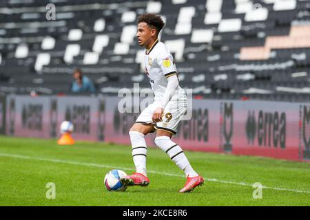 Milton Keynes Dons Matthew Sorinola durante la seconda metà della Sky Bet League una partita tra MK Dons e Rochdale allo Stadio MK, Milton Keynes, Regno Unito il 9th maggio 2021. (Foto di John Cripps/MI News/NurPhoto) Foto Stock