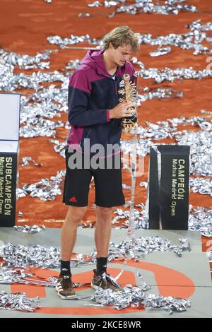 Alexander Zverev di Germania festeggia con il trofeo successivo alla vittoria contro Matteo Berrettini d'Italia nella Mutua Madrid Open Final l'undicesimo giorno del torneo Mutua Madrid Open di tennis alla Caja Magica il 09 maggio 2021 a Madrid, Spagna. (Foto di Oscar Gonzalez/NurPhoto) Foto Stock