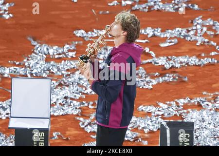 Alexander Zverev di Germania festeggia con il trofeo successivo alla vittoria contro Matteo Berrettini d'Italia nella Mutua Madrid Open Final l'undicesimo giorno del torneo Mutua Madrid Open di tennis alla Caja Magica il 09 maggio 2021 a Madrid, Spagna. (Foto di Oscar Gonzalez/NurPhoto) Foto Stock