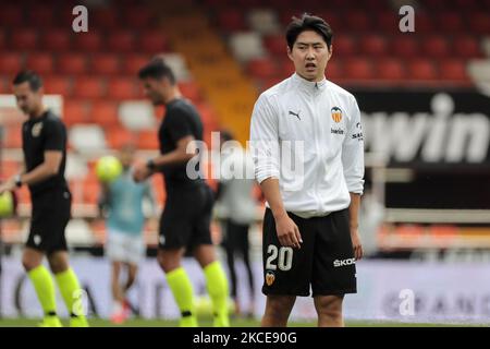 Lee Kang-in di Valencia CF si scalda prima della partita spagnola la Liga tra Valencia CF e Valladolid CF allo stadio Mestalla il 9 maggio 2021 a Valencia, Spagna. (Foto di Jose Miguel Fernandez/NurPhoto) Foto Stock