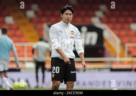 Lee Kang-in di Valencia CF si scalda prima della partita spagnola la Liga tra Valencia CF e Valladolid CF allo stadio Mestalla il 9 maggio 2021 a Valencia, Spagna. (Foto di Jose Miguel Fernandez/NurPhoto) Foto Stock