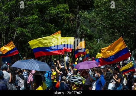 I dimostranti lanciano bandiere colombiane mentre le comunità LGTB+ e Trans hanno partecipato alle manifestazioni contro il governo del presidente Ivan Duque, i casi di brutalità politica che raggiungono almeno 30 morti dall'inizio della protesta e la riforma sanitaria a Bogotà, in Colombia, il 9 maggio 2021. (Foto di Sebastian Barros/NurPhoto) Foto Stock