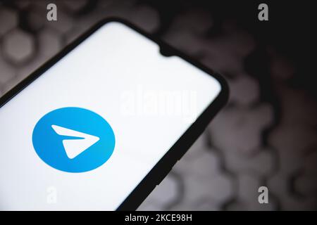 In questa foto, il logo del telegramma viene visualizzato sullo schermo di uno smartphone con uno sfondo per computer ad Atene, in Grecia, il 9 maggio 2021. (Foto Illustrazione di Nikolas Kokovlis/NurPhoto) Foto Stock