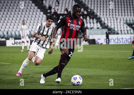 Il difensore di Milano Fichayo Tomori (23) combatte per la palla contro la Juventus Forward Alvaro Morata (9) durante la Serie A partita di calcio n.35 JUVENTUS - MILANO il 09 maggio 2021 allo Stadio Allianz di Torino, Piemonte, Italia. Risultato finale: Juventus-Milano 0-3. Gli stadi sportivi in tutta Italia restano soggetti a rigorose restrizioni a causa del Coronavirus Pandemic, in quanto le leggi governative di allontanamento sociale vietano ai fan di entrare nei locali, con conseguente gioco a porte chiuse. (Foto di Matteo Bottanelli/NurPhoto) Foto Stock