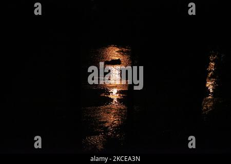 I migranti attraversano il Rio Grande, confine USA/Messico in barca sotto la copertura delle tenebre il 10 maggio 2021 a Roma Texas USA. Secondo stime non ufficiali circa 200.000 migranti hanno attraversato gli Stati Uniti lungo il confine meridionale dal febbraio 2021. (Foto di John Lamparski/NurPhoto) Foto Stock