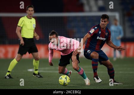 Antoine Griezmann di Barcellona e Rober Pier di Levante gareggiano per la palla durante la partita la Liga Santander tra Levante UD e FC Barcelona allo stadio Ciutat de Valencia il 11 maggio 2021 a Valencia, Spagna. Gli stadi sportivi in Spagna restano soggetti a rigorose restrizioni a causa del Coronavirus Pandemic, in quanto le leggi di allontanamento sociale del governo vietano ai fan all'interno dei locali, con conseguente gioco a porte chiuse. (Foto di Jose Breton/Pics Action/NurPhoto) Foto Stock