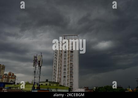 Monsone pioggia nuvole sulla città di Kolkata , India , il 11 maggio 2021 . (Foto di Debarchan Chatterjee/NurPhoto) Foto Stock